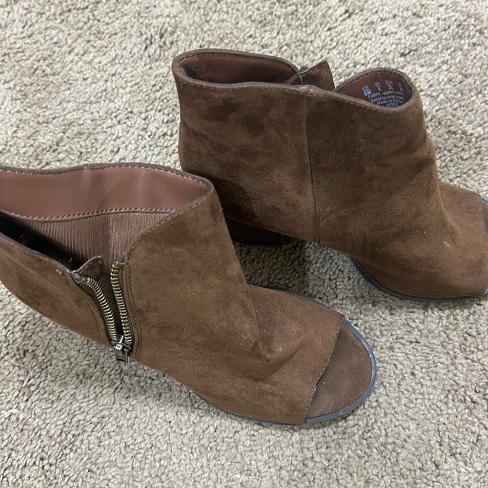 Heels - Picture 2 of 2